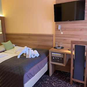 Kleines Zimmer mit Kingsize-Bett